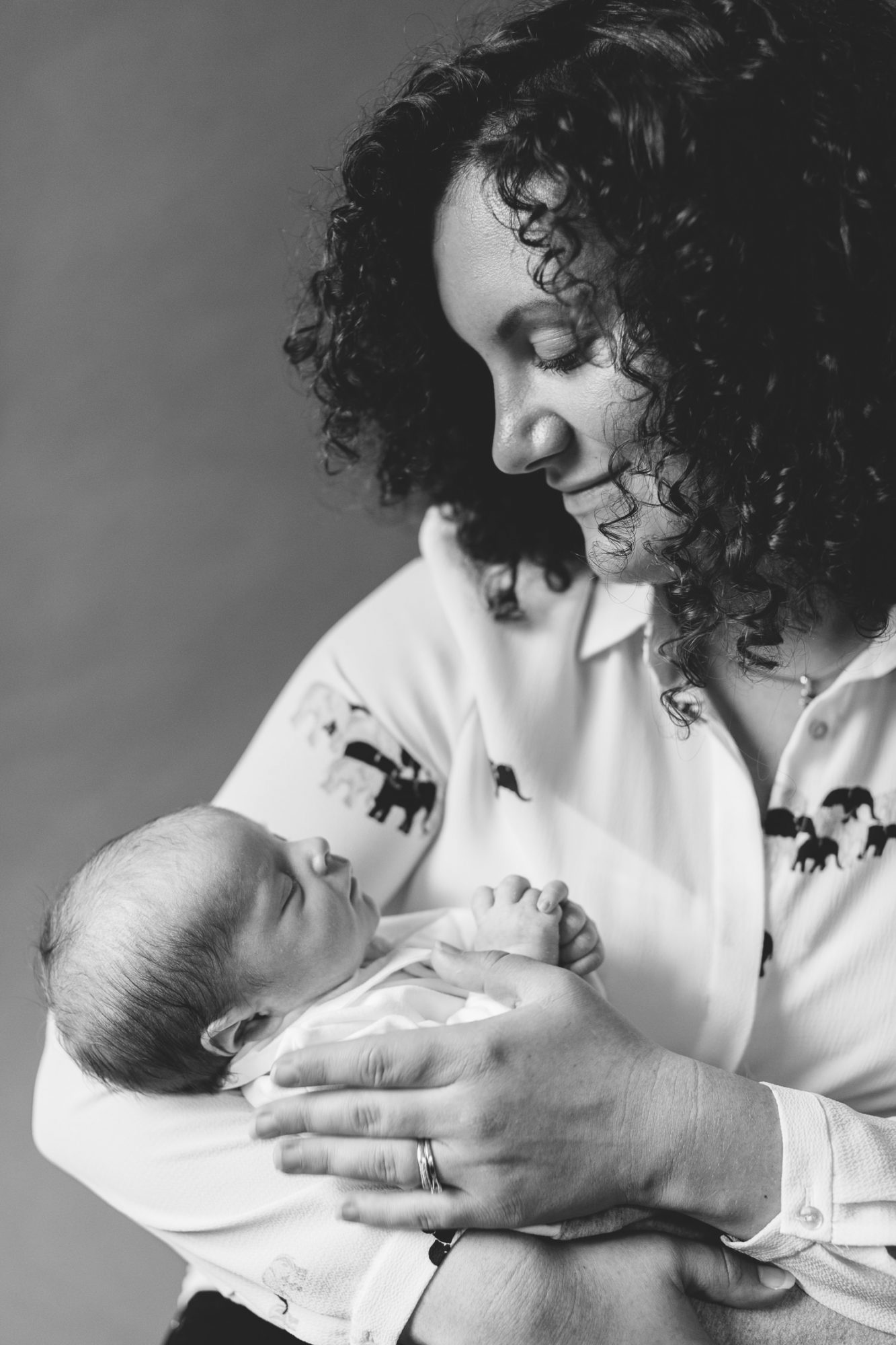 newborn mama papa fotoshoot zwart wit babyfotografie