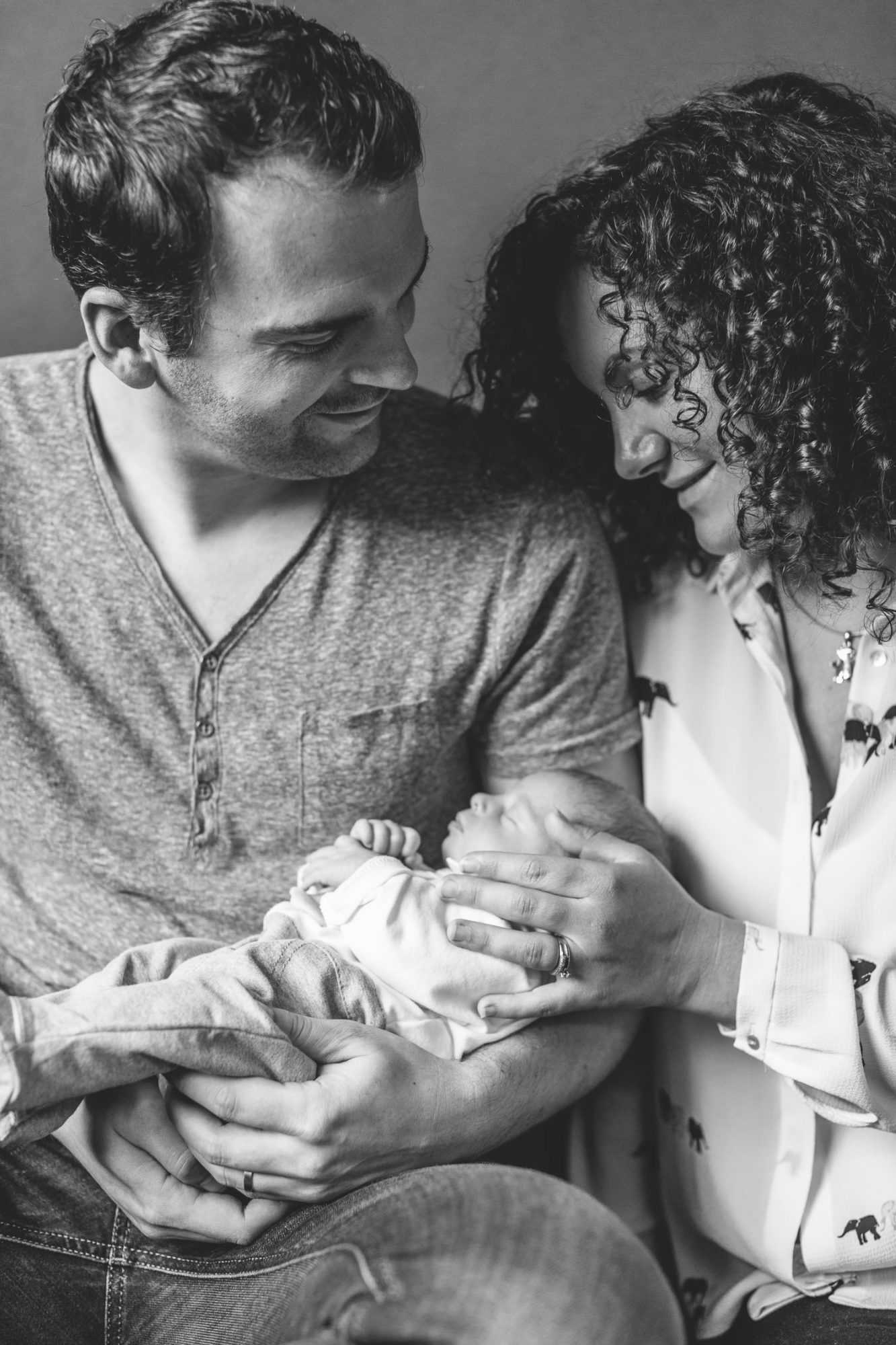 newborn mama papa fotoshoot zwart wit babyfotografie