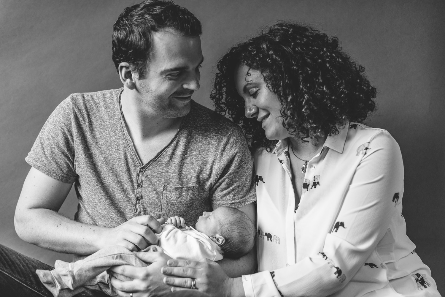 newborn mama papa fotoshoot zwart wit babyfotografie