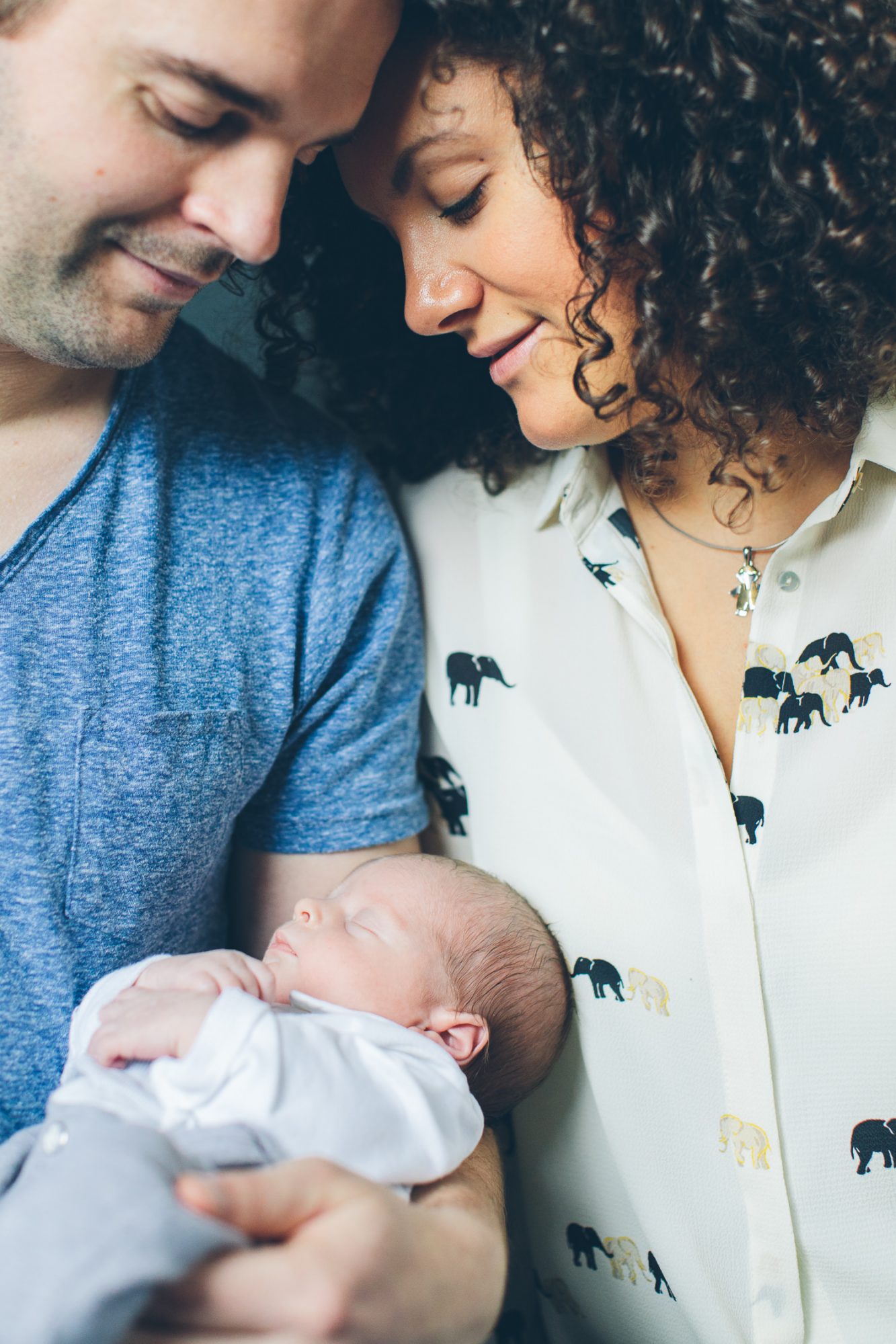 newborn papa en mama baby in de armen