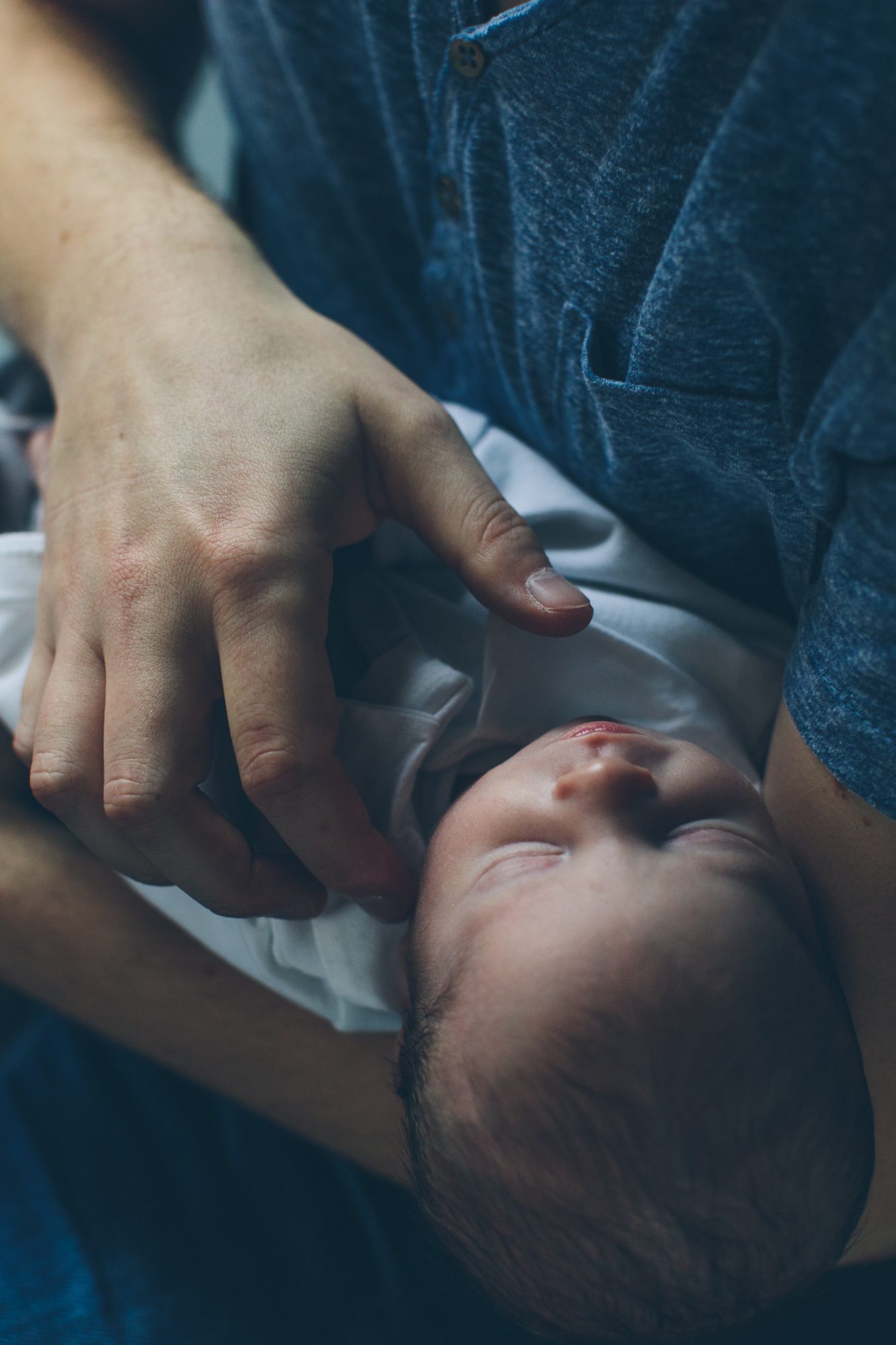 baby in de armen van papa