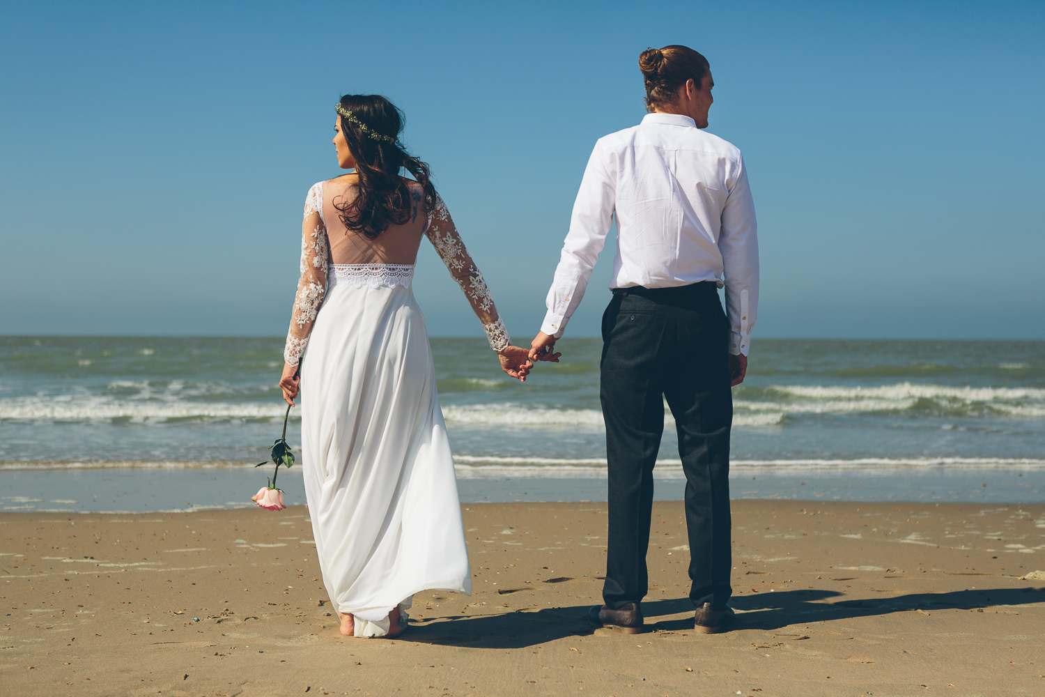 huwelijkfoto koppel strand zee shoot