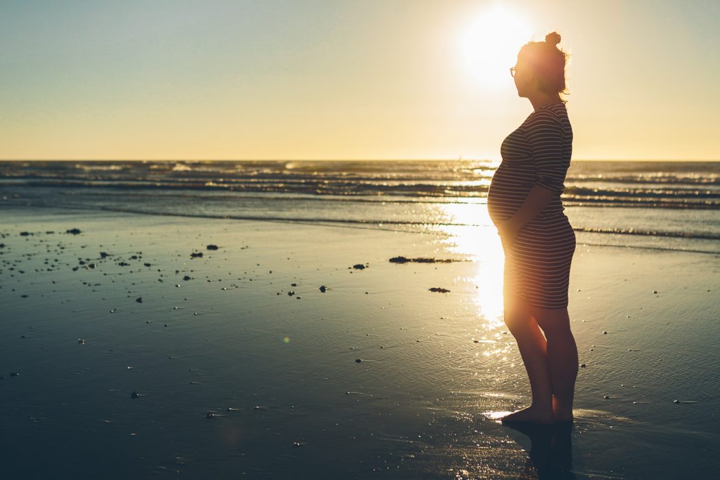 fotoshoot aan zee Oostende belgische kust fotograaf zwangerschapsfotograaf